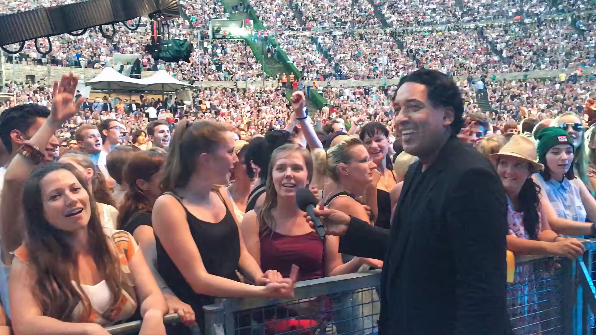 Cherno-Jobatey-working-the-crowd-Waldbuehne-Berlin